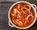 Calamari in umido con vellutata di pomodori