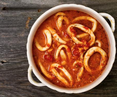 Calamari in umido con vellutata di pomodori